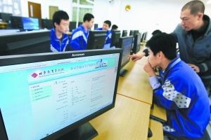 “洋高考”赶考人次破万 半民办校难抵生源危机