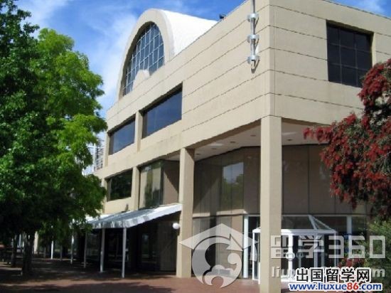 澳大利亚查尔斯特大学与多国合作