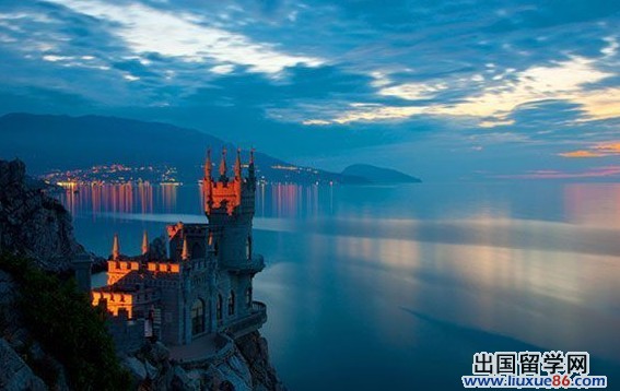 全球十大位置诡异的美丽城堡