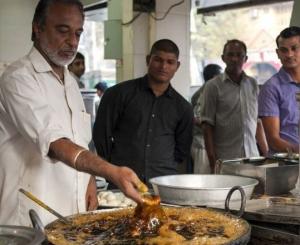 老汉25年徒手炸鱼在200度油中翻滚