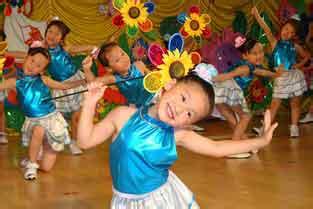 2014小学六一主持词