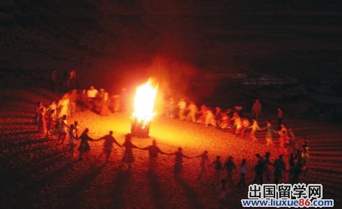 公司篝火晚会主持词范文