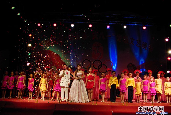 八一建军节活动:朗诵晚会主持词串词