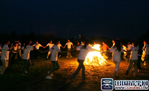 夏令营篝火晚会主持词万能