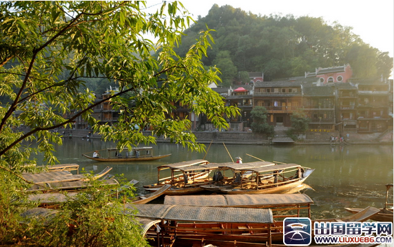 导游证：凤凰古城英文版导游词