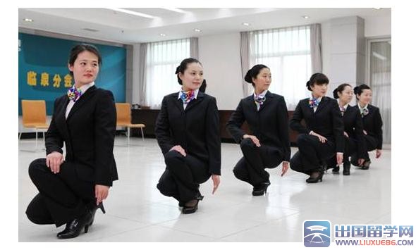 蹲姿礼仪