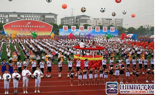 大学运动会稿件200字