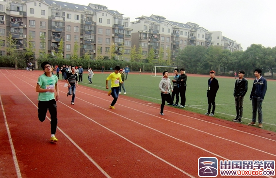大学秋季运动会稿件100字