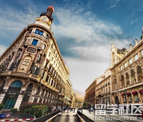 西班牙留学一年学费加生活费多少