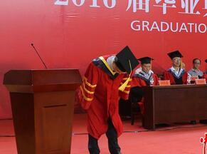 校长为何在毕业典礼上致歉