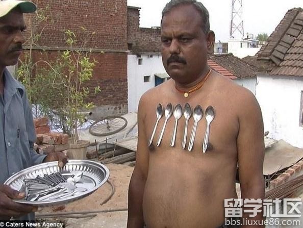印度男子竟然可用身体粘住金属
