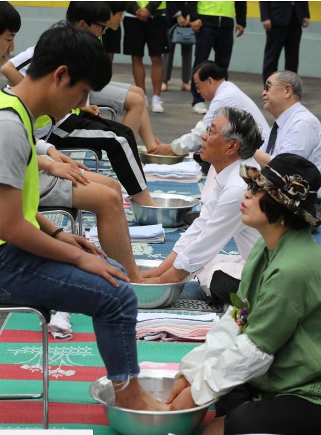 2017年韩国教师节：老师为学生洗脚