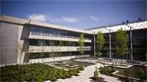 普通高中生杨某升学加拿大西蒙菲莎大学