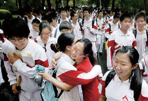 老师身着“红装”在考场迎接考生，并以拥抱鼓励 摄/记者 黑克