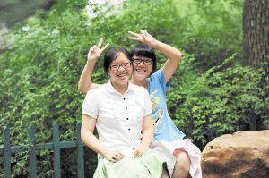 开朗活泼的双胞胎姐妹李丽(左)和邹婧。李锋 摄（图片来源：长沙晚报）