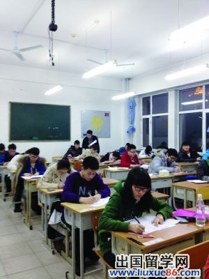 学生们正在考试