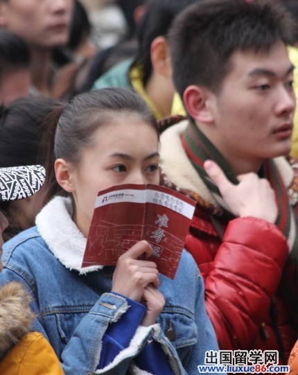 北京电影学院2013年艺考初试现场帅哥美女(图)