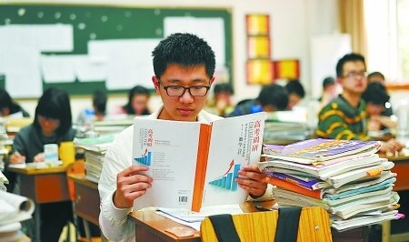 昨日，九龙坡区，李爽在教室学习。 记者 李化 摄