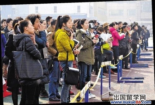 初试放榜后，报考北京电影学院表演学院的考生紧张地查看成绩