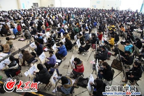 “艺考大战”开战 7000考生齐画“不锈钢锅”