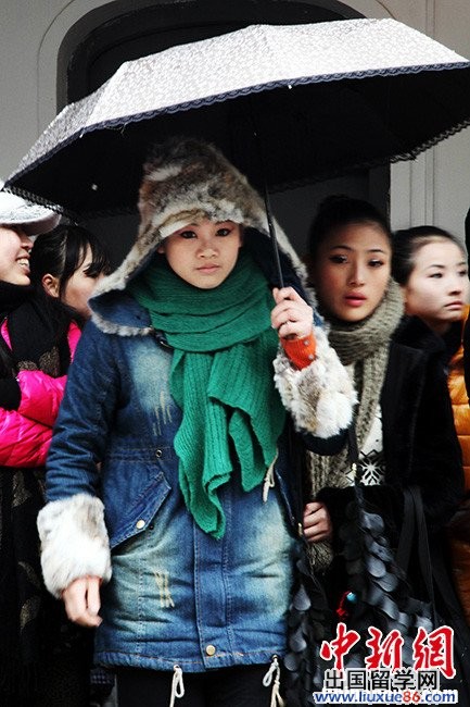 气质美女风雨无阻追梦路 艺考报考现场大特写