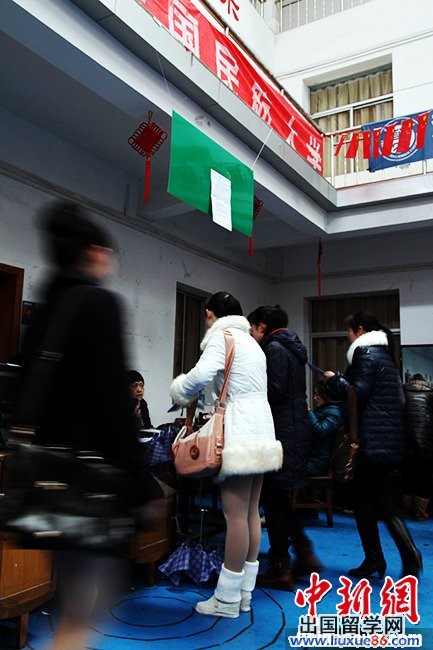 气质美女风雨无阻追梦路 艺考报考现场大特写