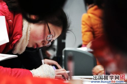 气质美女风雨无阻追梦路 艺考报考现场大特写