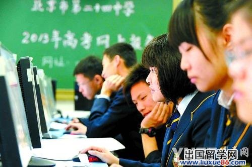 高三学生欲报考新闻学 记者当场劝阻称压力大