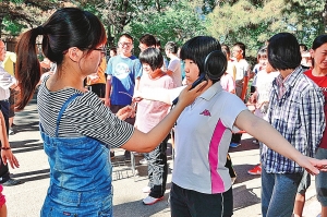 5月30日，吉林大学附属中学高中部在进行高三考生安检演练。 新华社发