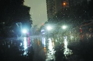 今日高考 雨中情