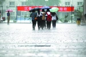 今日高考 雨中情