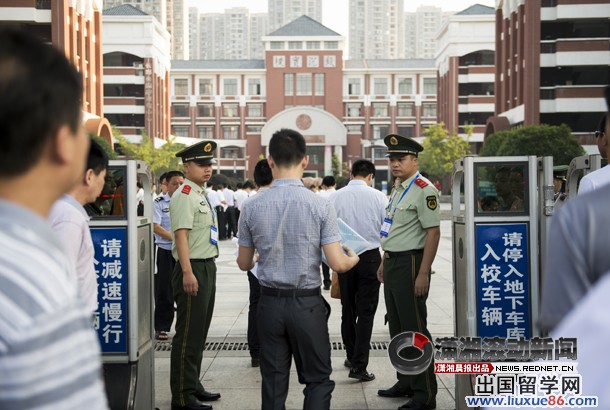 (7月12日，湖南省2013年省直公务员面试在长沙长郡双语实验中学进行，上午7点，考生们进入考点。图/潇湘晨报滚动新闻记者 谢长贵)