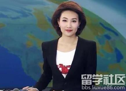 端庄大气的“最美女主播”李梓萌十分契合央视春晚的风格气质