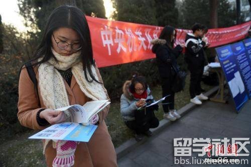 资料图：2016年11月27日，山西太原一国考考点，考生在考场外看书复习。武俊杰 摄