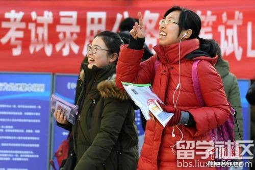 资料图：2016年11月27日，山西太原一国考考点，考生准备进入考场。武俊杰 摄